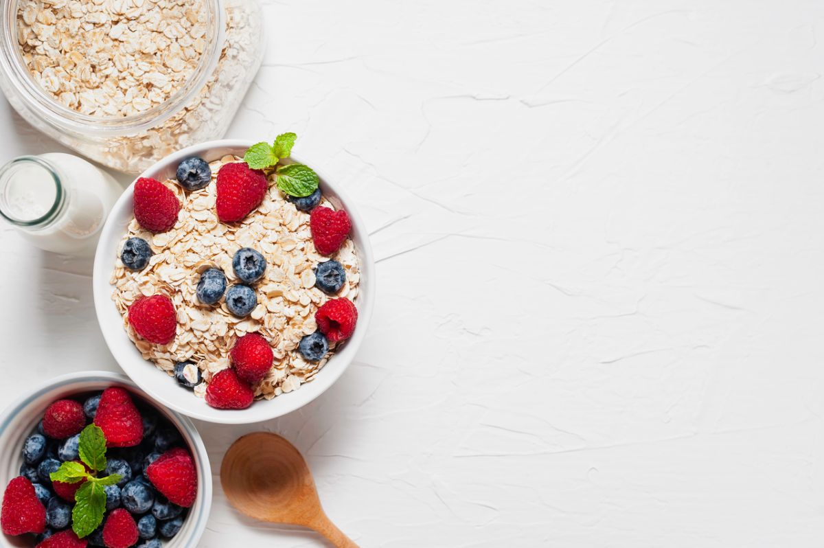 le petit-déjeuner parfait : allier flocons d'avoine et fruits rouges