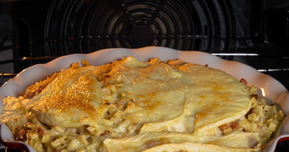 Un gratin savoureux de crozets aux poireaux et à la raclette pour vos soirées d'automne