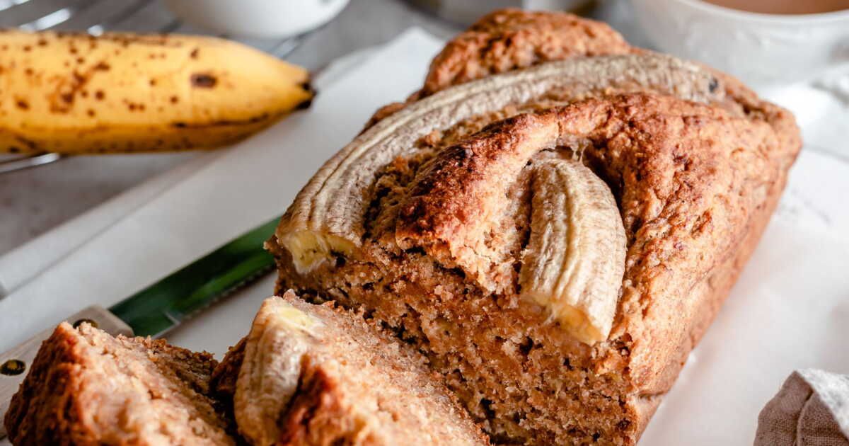 Un gâteau à la banane léger et délicieux sans sucres ajoutés