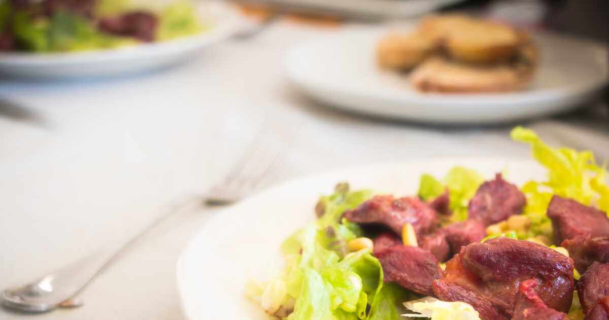 Découvrez la recette incontournable de la salade périgourdine