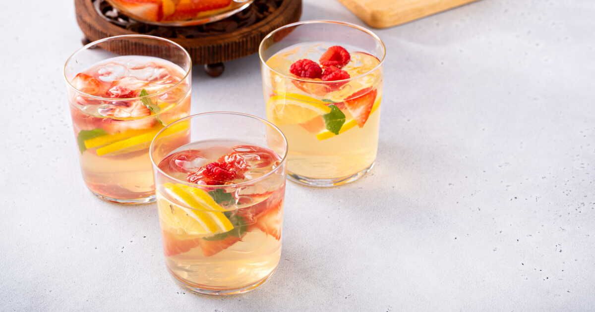 la sangria blanche, le cocktail estival idéal pour vos soirées entre amis