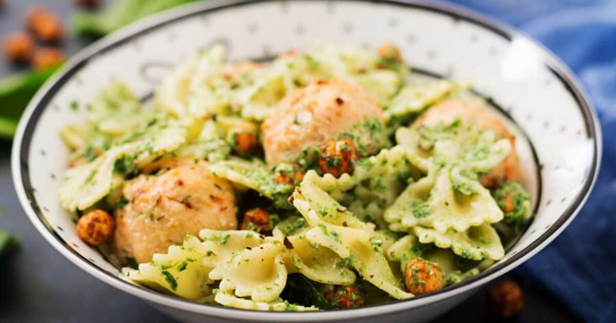 Pâtes froides d’été : une recette rafraîchissante aux boulettes et sauce yaourt