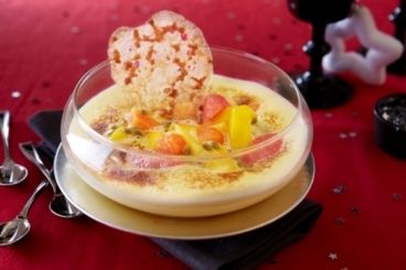 Une explosion de saveurs : sabayon de fruits exotiques et tuiles aux amandes