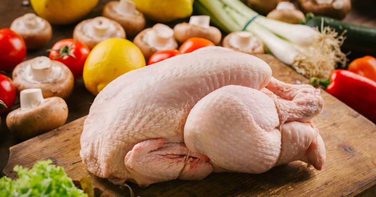 Comment préparer votre poulet : astuces pour éliminer plumes et poils