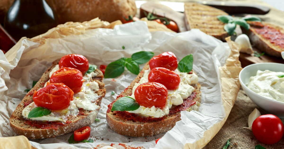 L’été dans votre assiette : le toast aux tomates cerise confites et burrata à savourer