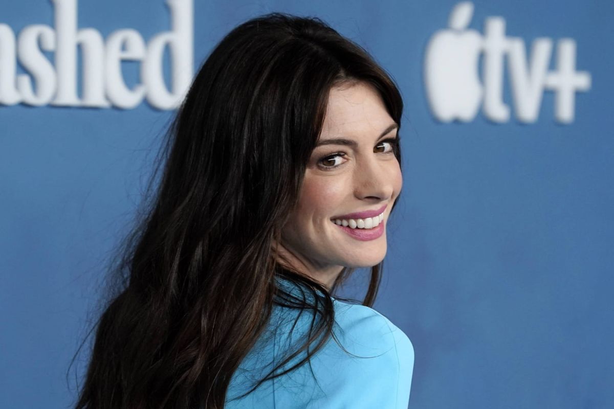 la méthode surprenante d'anne hathaway pour déguster les cupcakes