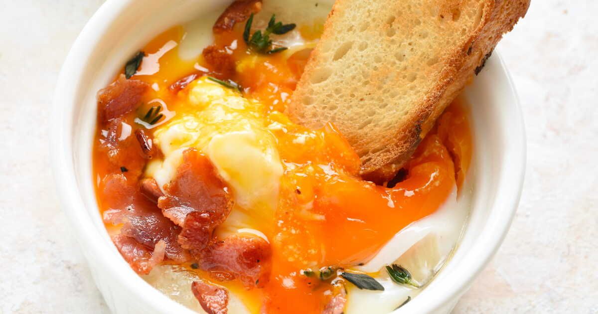 Dîner rapide et savoureux : les œufs cocotte aux champignons et lardons