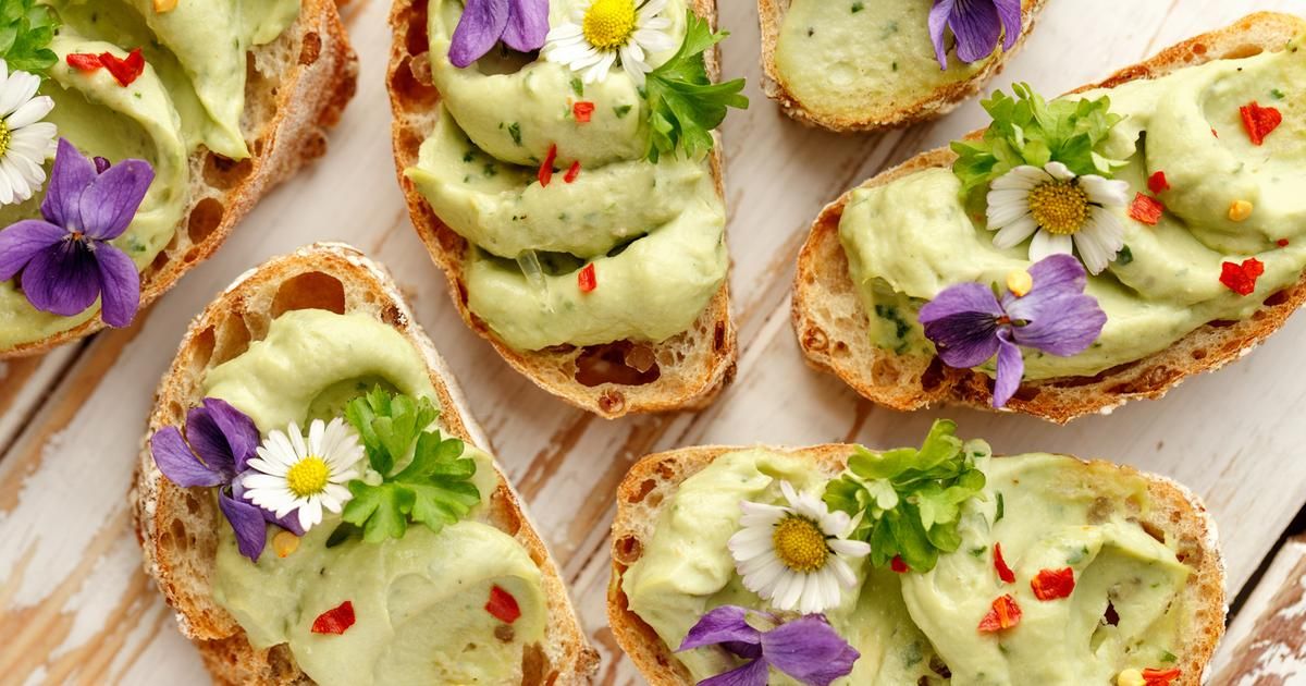 Découvrir les fleurs comestibles : alliées de nos assiettes