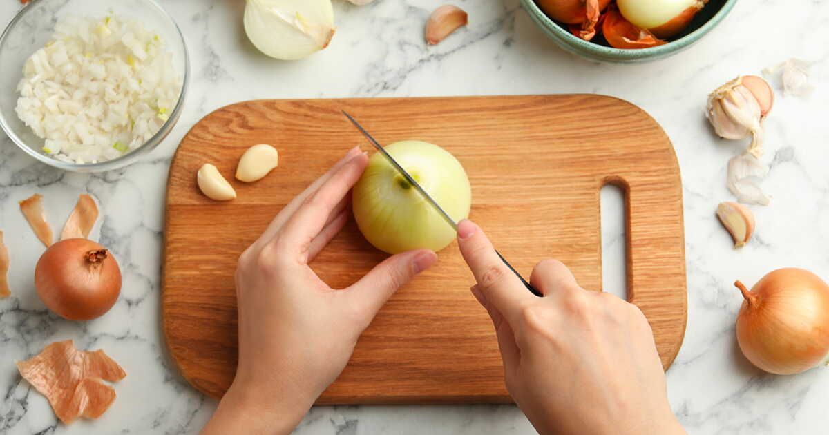 la méthode infaillible pour couper un oignon en un clin d'œil