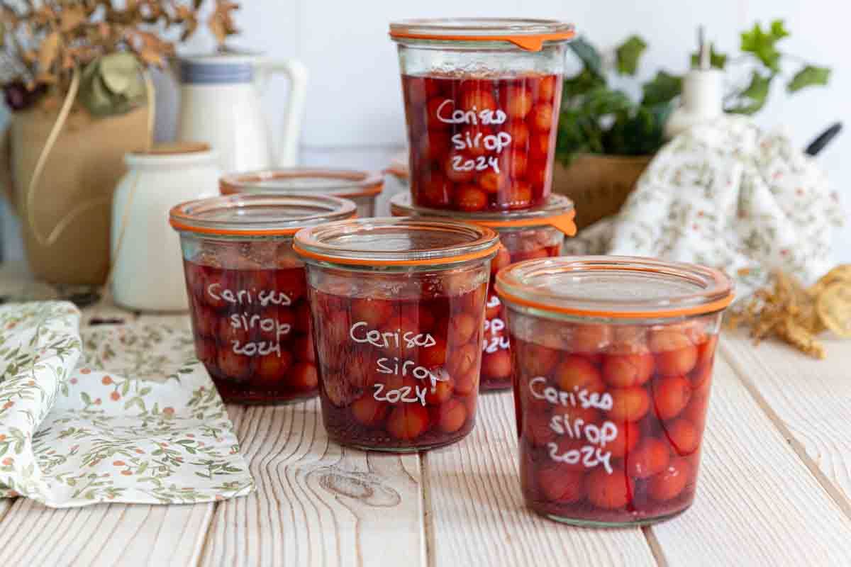 Bocaux de cerises au sirop
