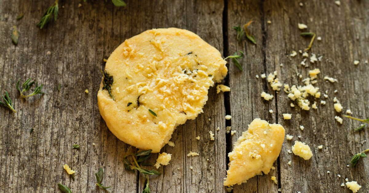 Des crackers au parmesan pour un apéro réussi en un clin d'œil
