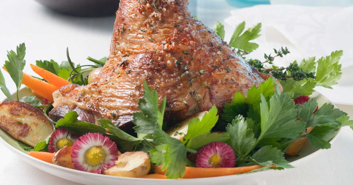 Un gigot aux petits légumes : une recette conviviale