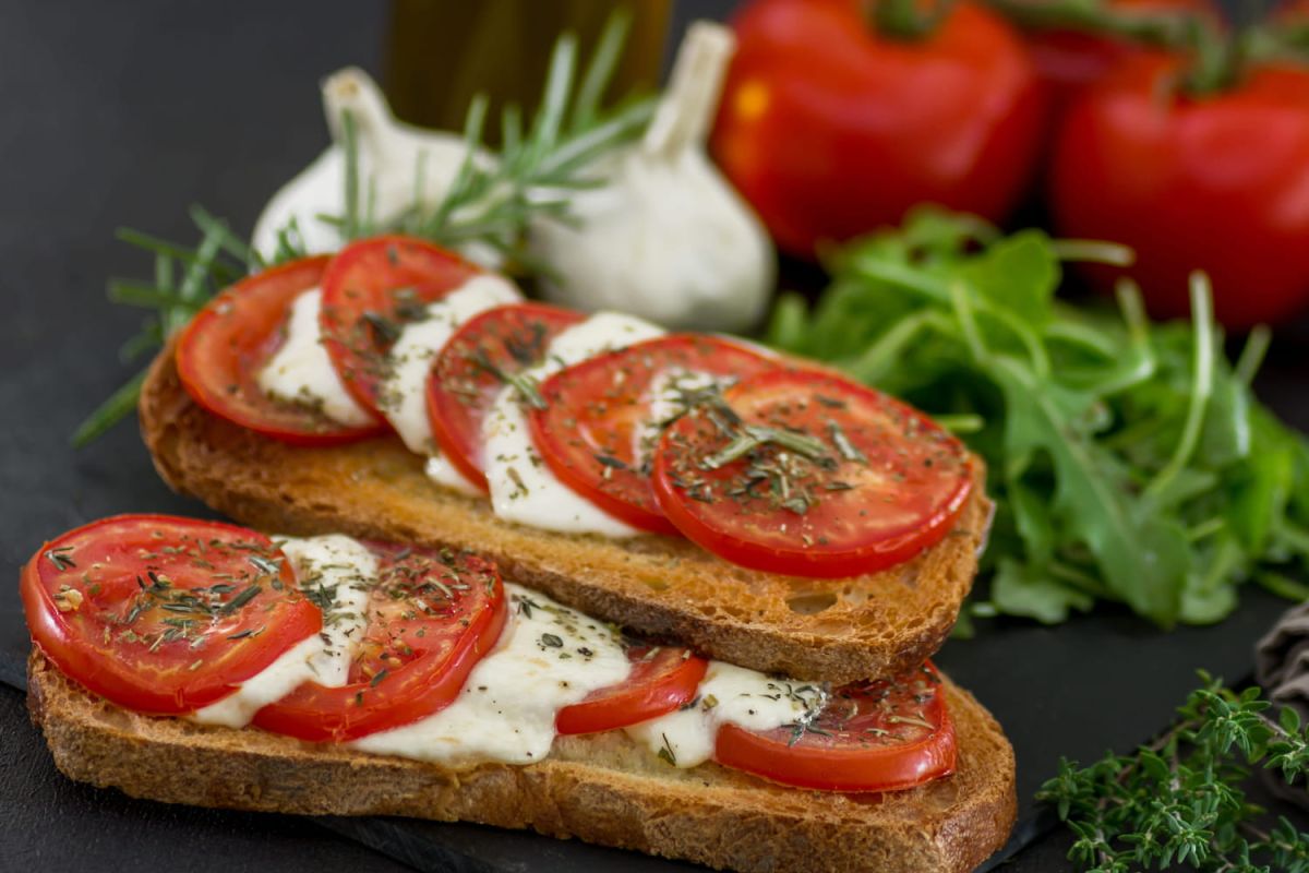 Tartines grillées de tomates confites à la burrata : la recette incontournable de Cyril Lignac