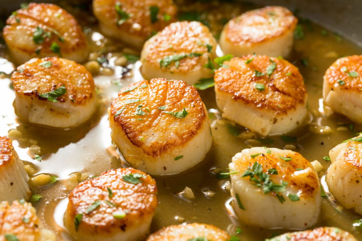 La délicieuse recette de coquilles Saint-Jacques à la sauce curcuma de Cyril Lignac