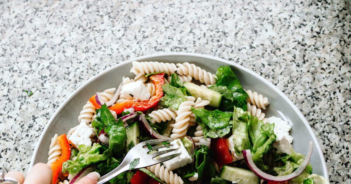 Cyril Lignac dévoile ses secrets pour une salade de pâtes innovante et délicieuse