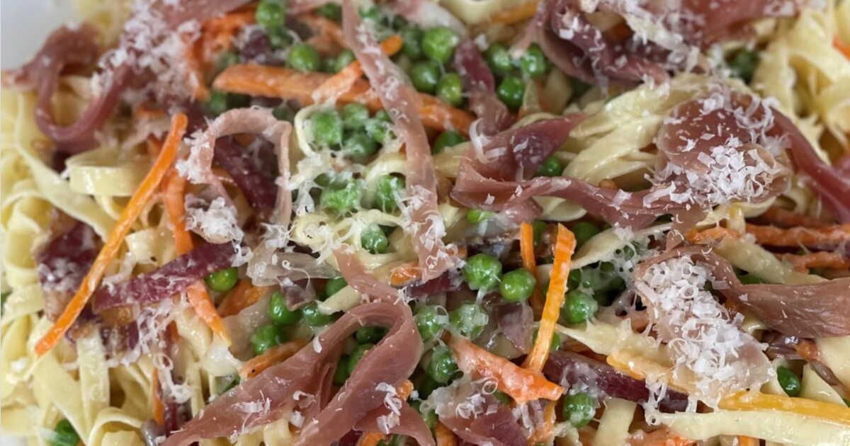 Tagliatelles aux légumes et jambon de Parme : une recette inédite de Julie Andrieu