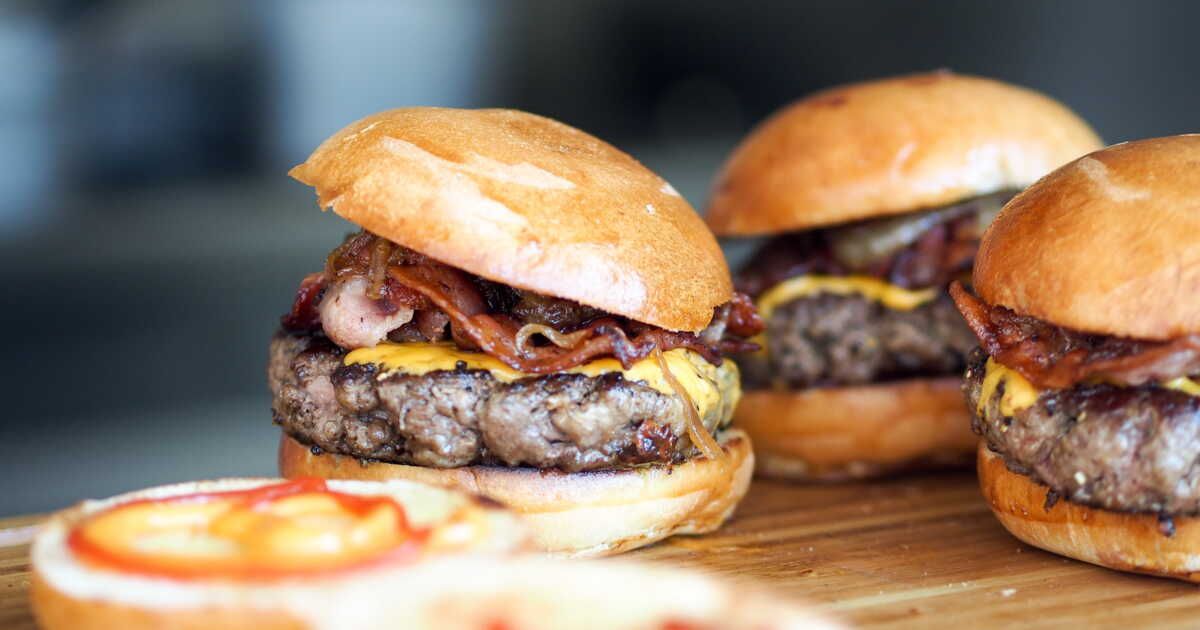 Les secrets de Cyril Lignac pour préparer le burger parfait